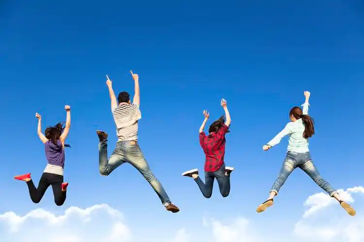 快乐的青年组一起跳跃欢呼胜利青春活力