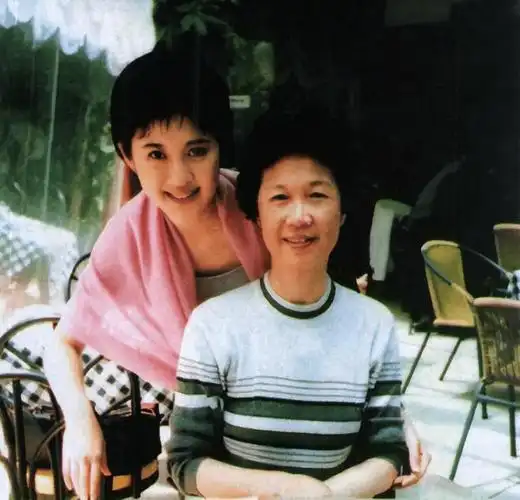 许戈辉:巅峰时离开央视,嫁二婚富商丁健,与丈夫前妻亲如姐妹_发展