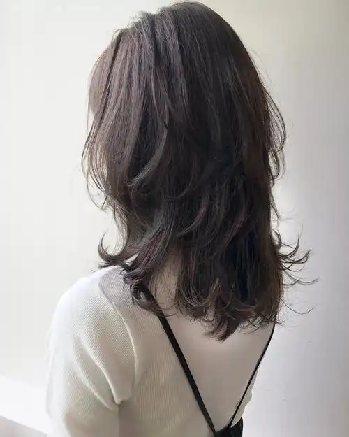 更广泛,很多发型师也从中增加了很多流行的元素,碎发刘海非常修饰脸型