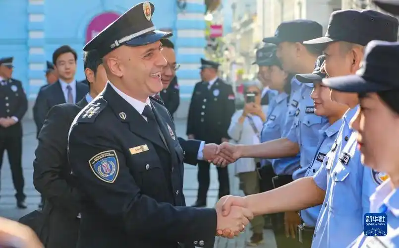 9月28日,在塞尔维亚首都贝尔格莱德,中塞两国警察参加警务联合巡逻