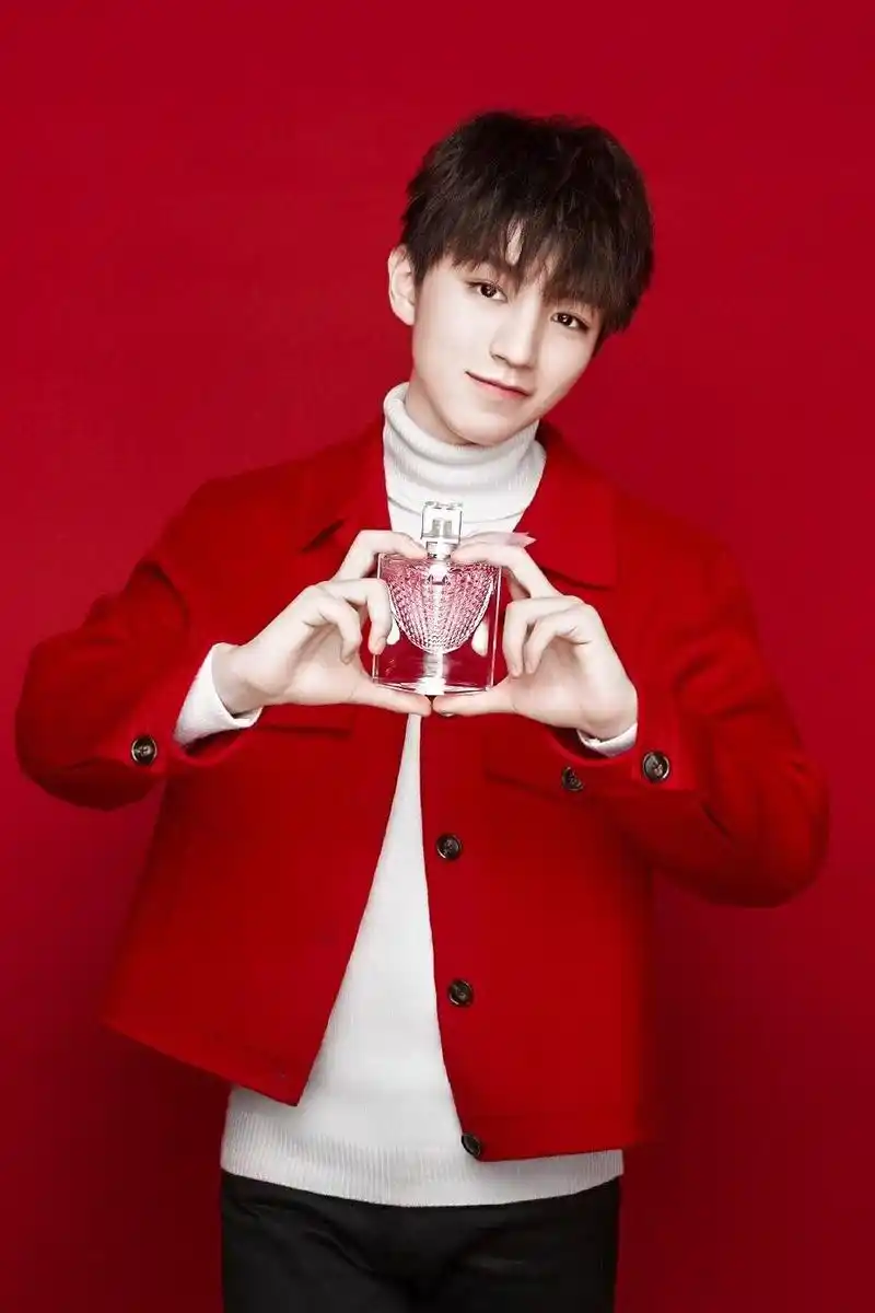 当红色遇上百变少年王俊凯,完美展现青春的格调