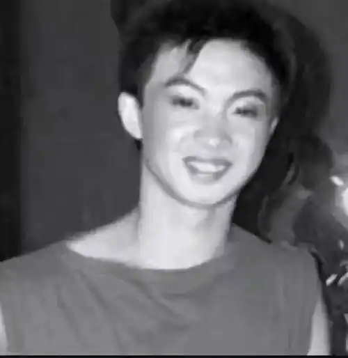 她,曾是军中绿花,以男儿身承载舞蹈梦;她,后化身为舞台上的璀璨女王