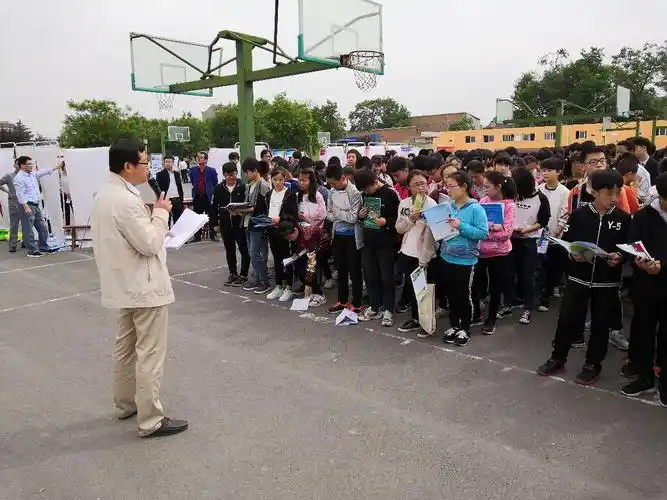 蒲城县职业教育中心副校长李军锋正向学生们讲解现代职业教育发展方向