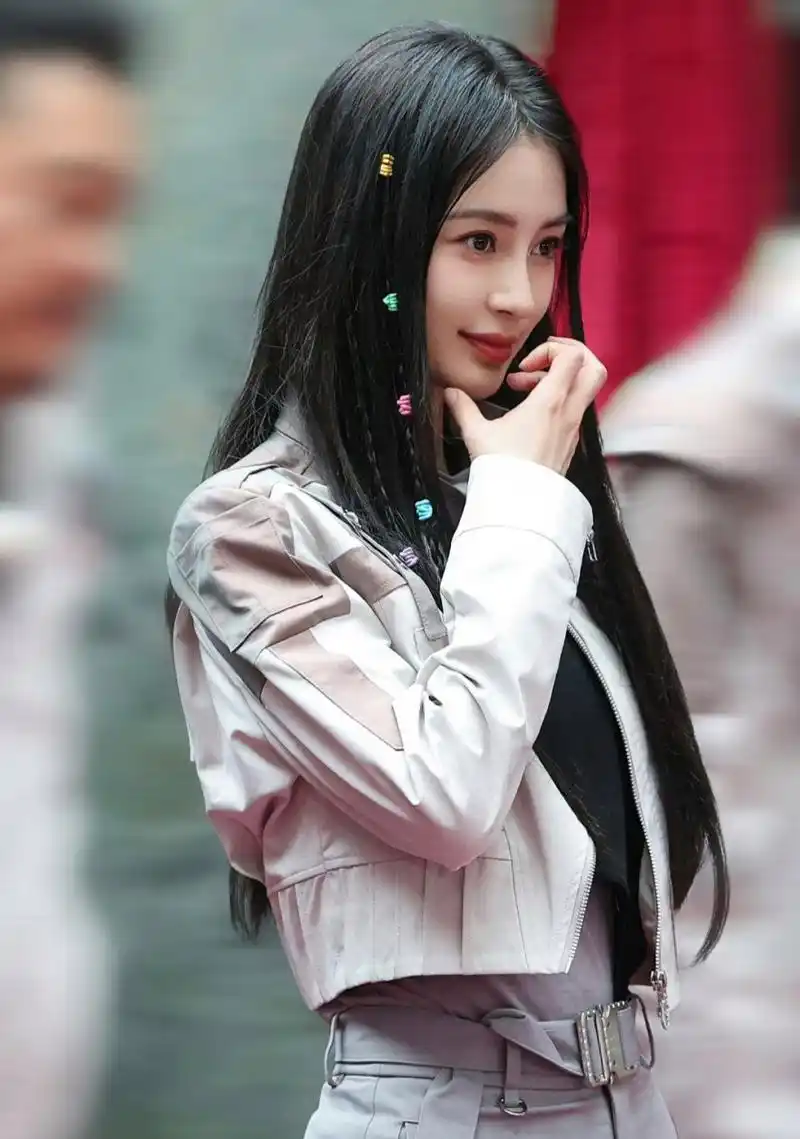 angelababy奔跑吧第十一季马上开播,录制现场的她还是一副小女生模样