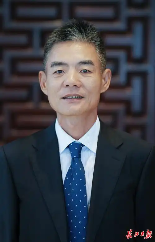 武汉校友倪正华 ."多年前,我踏足红莲湖,期待这里从湖到城.