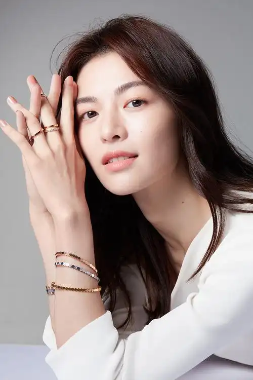 钟楚曦极简风格写真 去繁从简摩登时尚