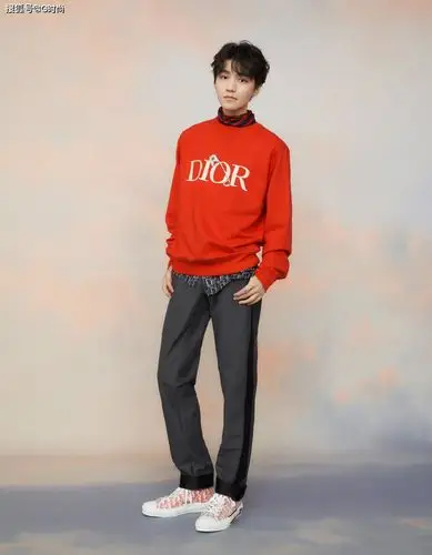 王俊凯的广告大片,身穿红色上衣搭配牛仔裤