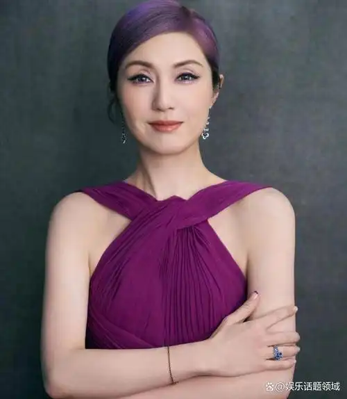 近日,年近50的杨千嬅在个人社交平台晒出一组紫色连衣裙照片,照片中的