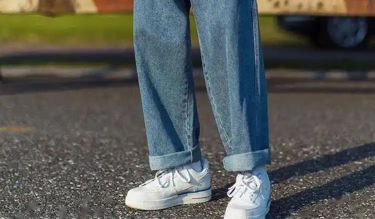 牛仔裤应该怎样卷裤腿很多人都不会你学会了么