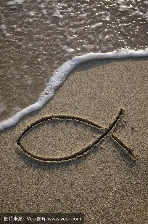 耶稣鱼基督教符号轮廓在沙