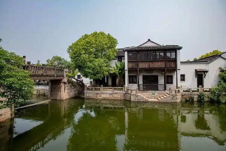 江南水乡古镇小桥多,水乡人家尽枕河.小桥流水人家.