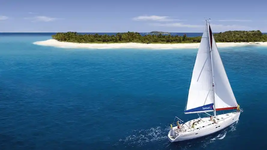 大海上的帆船与岛屿