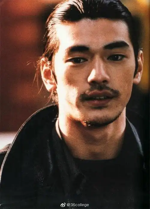 read01 《不夜城》25 岁粗粝清冷型男 图片来源:sina 你以为金城武的