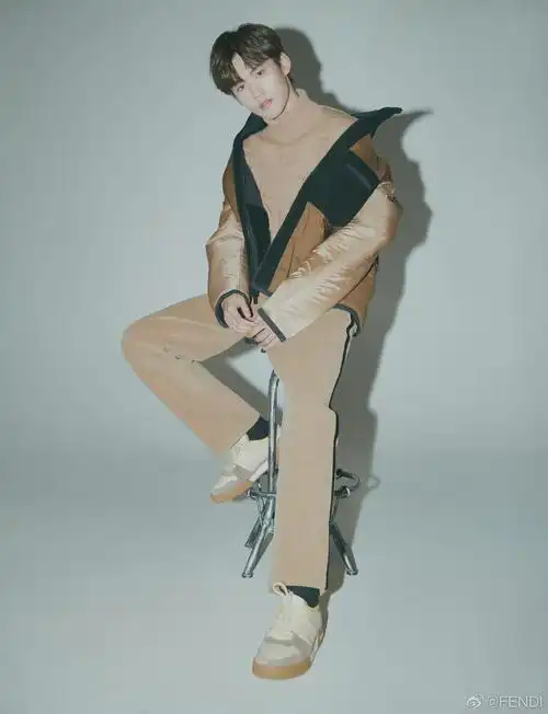 周柯宇最新品牌大片 优越的身材比例,展现完美时尚搭配!__财经头条