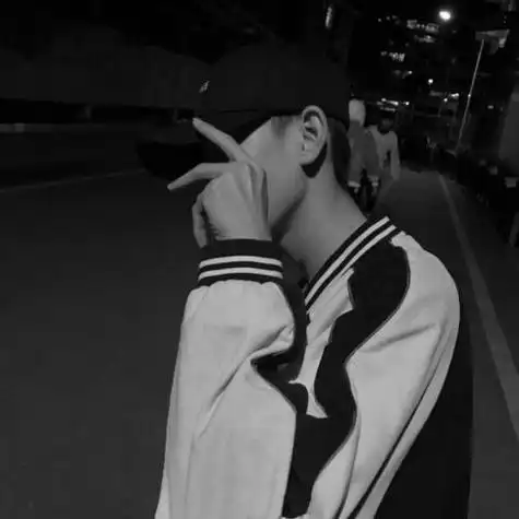 黑白头像男稍微有点伤感的