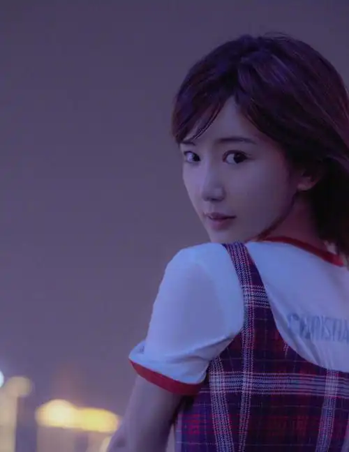 33岁毛晓彤晒侧颜照,留短发清新甜美,与陈翔分手后越来越自信