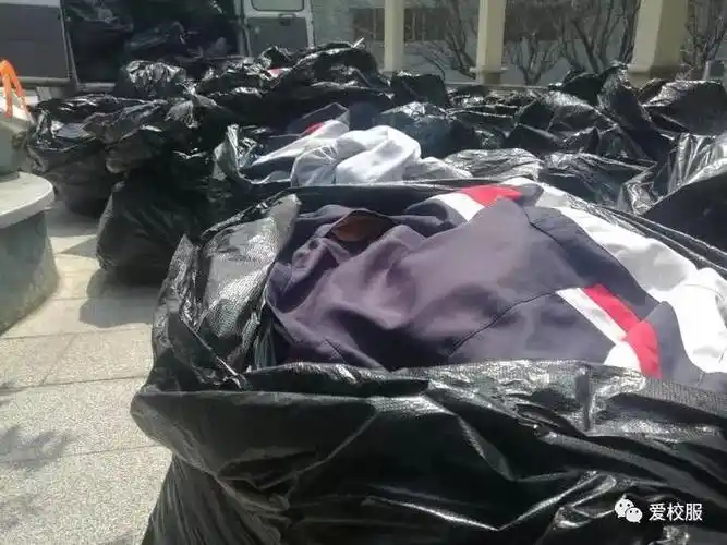 三千中学生捐赠近万件旧校服竟为了做这件事