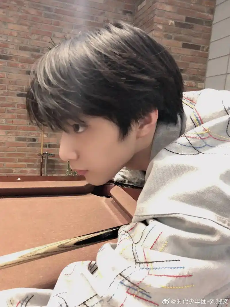 刘耀文啊,这个表面又拽又酷,喝药的时候嫌药苦,整天跟哥哥们嬉 - 抖音
