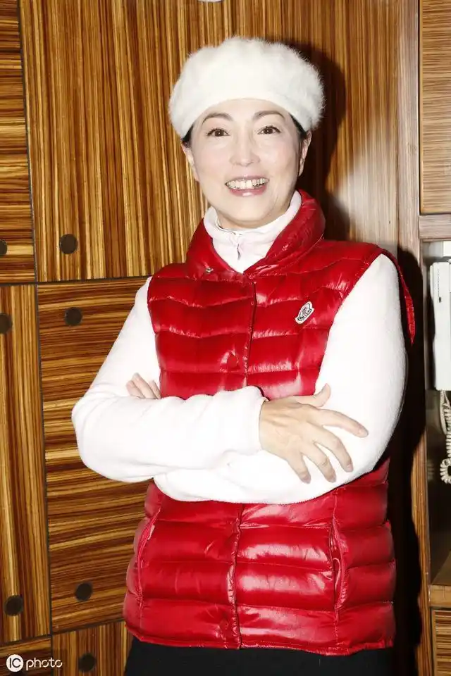 "石榴姐"苑琼丹,年轻时貌美如花,如今嫁富商成阔太