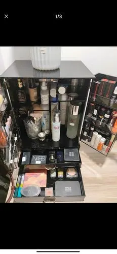 整理护肤品和化妆品桌子