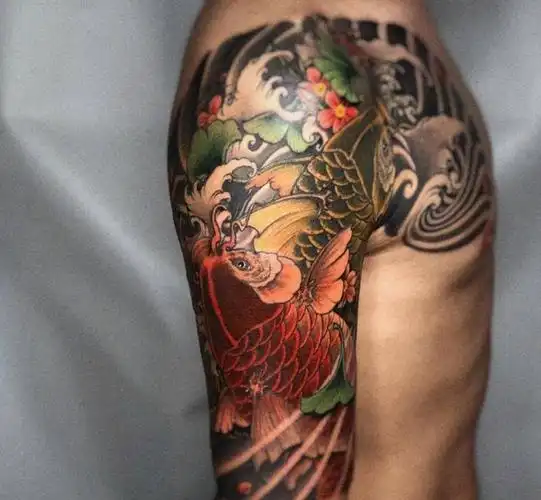 鲤鱼|半甲纹身图片_手部胸部新传统鲤鱼水浪银杏纹身图案