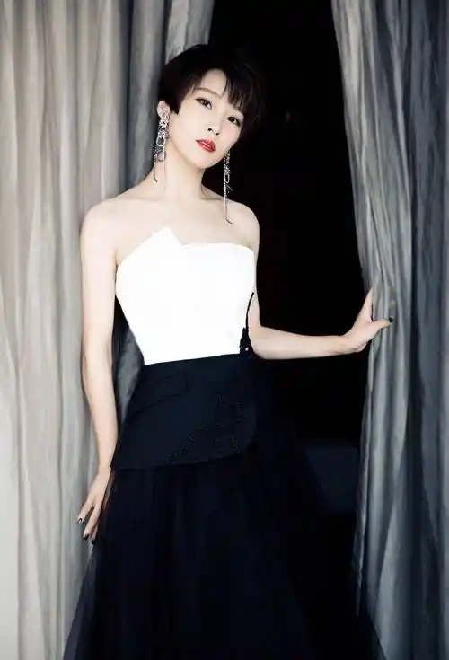 原创谢楠真是短发女神穿抹胸连衣裙凹造型不丰满但也可以性感