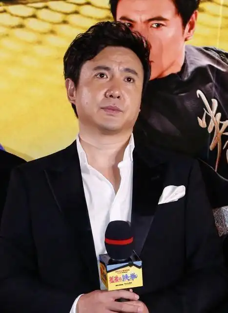 可是现在的沈腾没有刻意维持身材,全身的肉疯长,导致如今的脸圆得已经