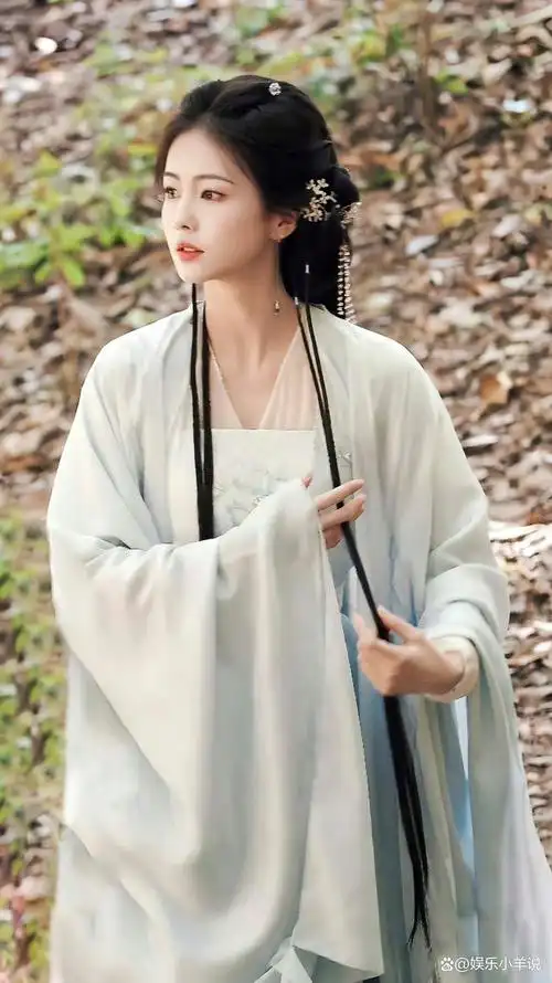 白鹿主演电视剧《白月梵星》正在火热拍摄中,该剧由朱瑞斌导演指导