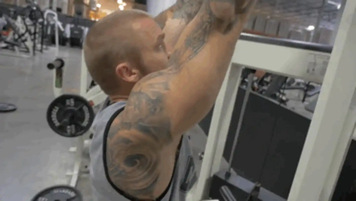 背部肌肉对于许多健身初学者来说不太容易被注意到,然而在日常生活的