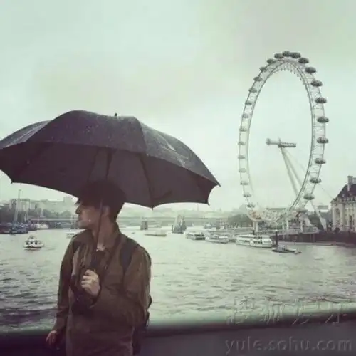 胡歌飞伦敦为英女王祝寿 持相机秒变文艺男