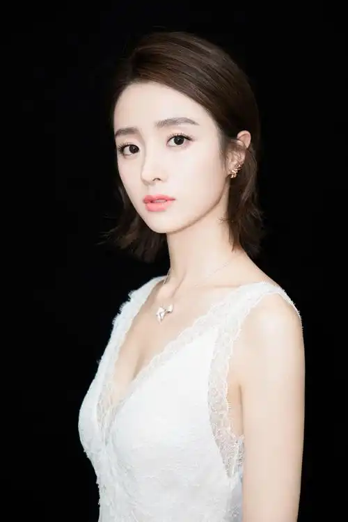 胡冰卿深v白色长裙性感写真