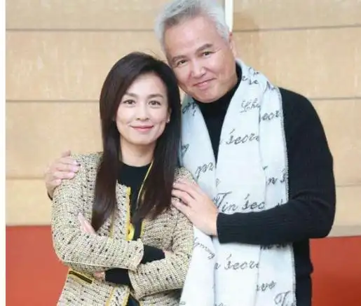 林瑞阳与美女录视频摸手搂腰举止亲密网友别有一番用意