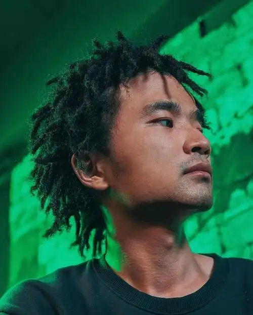 需要先烫黑人烫在进行钩扎,自然柔软更接近于黑人的脏辫!