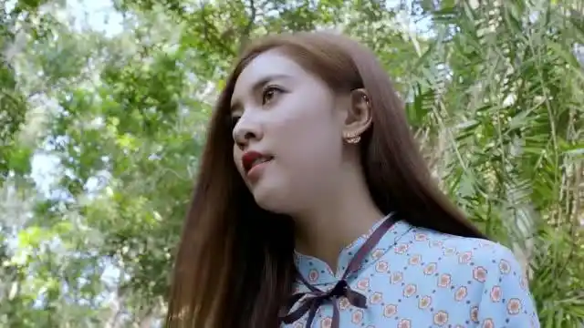 神犬小七:小雪装淑女躲着上厕所,没想遇到怪事,直接失踪不见了