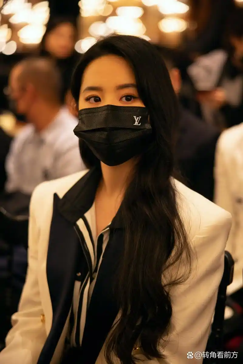 刘亦菲白色西装参加上海lv大秀图片赏析,带口罩的刘亦菲眉眼如画
