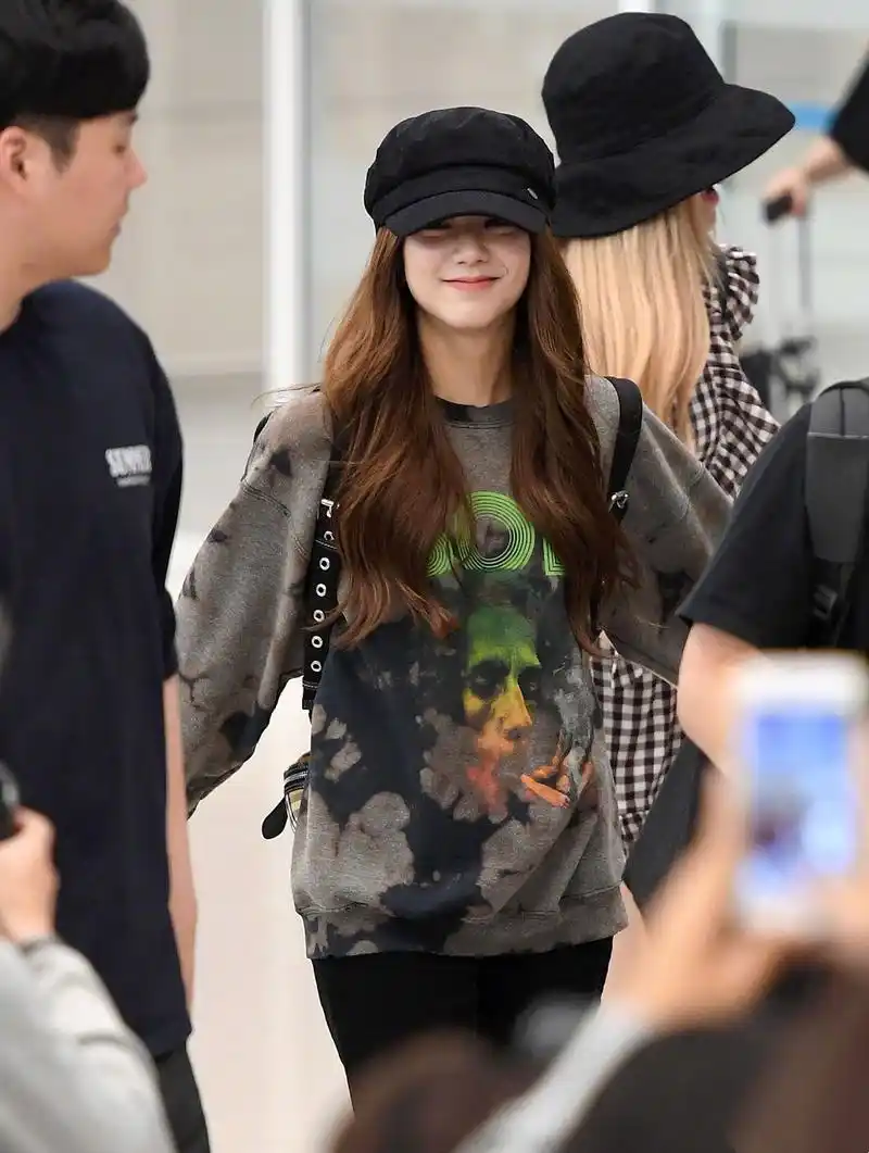 原创blackpink最新机场秀智妮秀蛮腰lisa扎丸子头彩英格纹裙抢镜