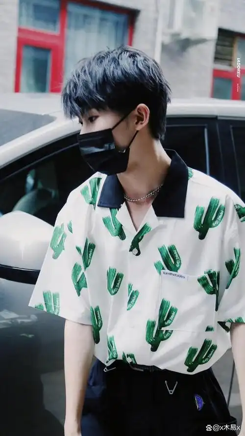 马嘉祺花衬衫身材棒棒滴