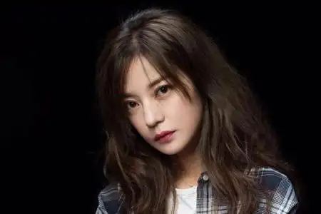 原创 44岁赵薇又美出新高度!染黄发,丝巾裙,网友:被惊艳到!