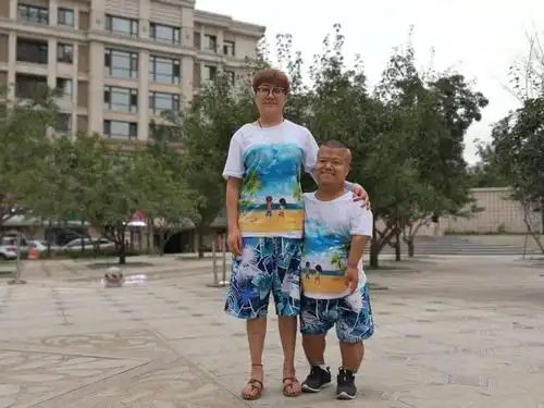 身高1米7的女子,嫁大6岁身高才1米侏儒,没钱没貌,她图啥?