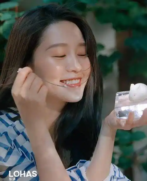 李沁颜值真逆天了!新刊黑长直发化身森系女神,笑起来甜度都爆表