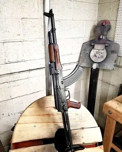 1/ 8 akms突击步枪 m1 carbine 和 ar-15a1 akms是装有金属折叠枪托的