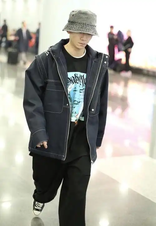 张一山穿休闲装走机场衣服太大不太合身戴渔夫帽遮脸好低调