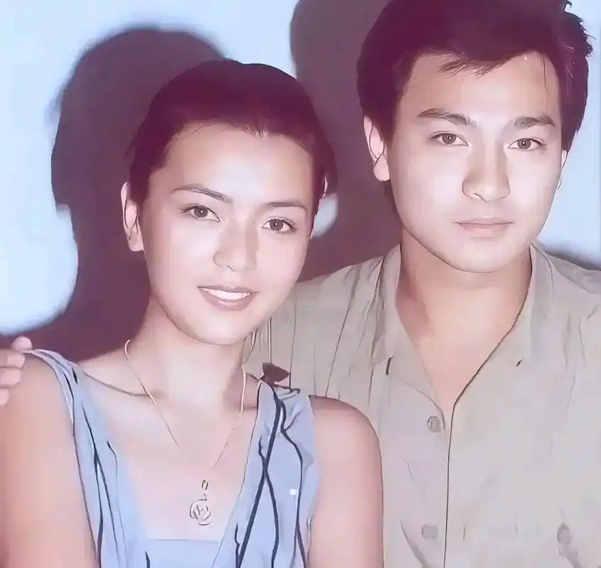 这是刘德华年轻时候的一张珍贵合影照.