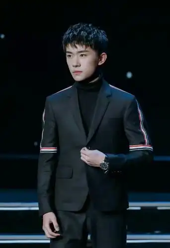 寸头易烊千玺出席典礼没走红毯,再牛的大佬也有一个要拖堂的老师