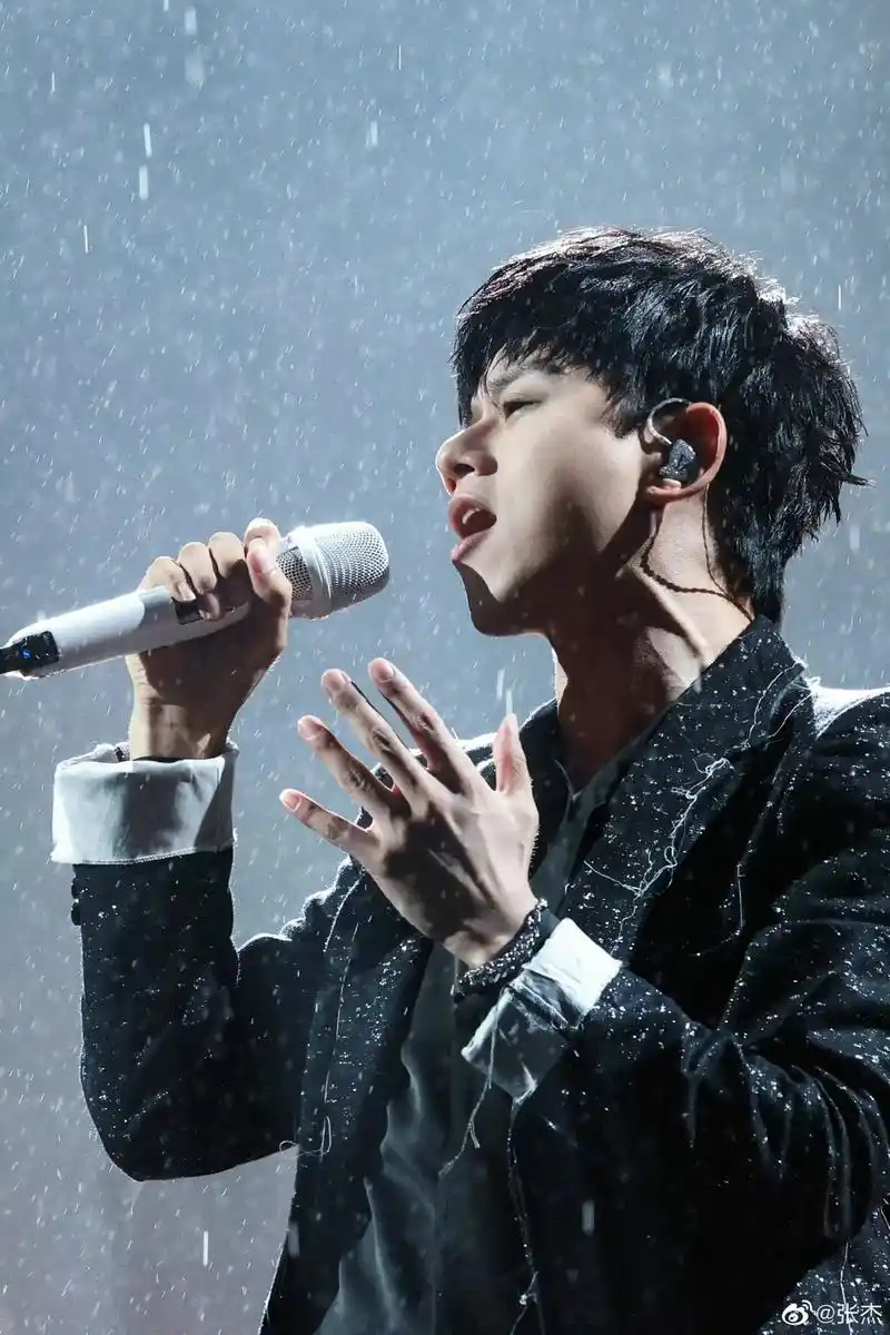 你不了解张杰所以嘲他不懂时尚,可你不知道他身后是做保安 - 抖音