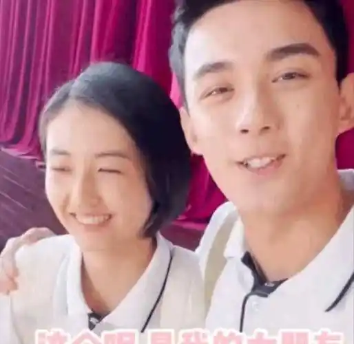 吴磊张子枫恋情官宣引热议,甜蜜幸福获网友祝福