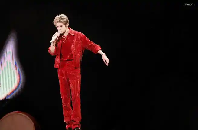 我可太喜欢甜甜的易烊千玺了看着红海笑的好开心#易烊千玺十稔终章皆