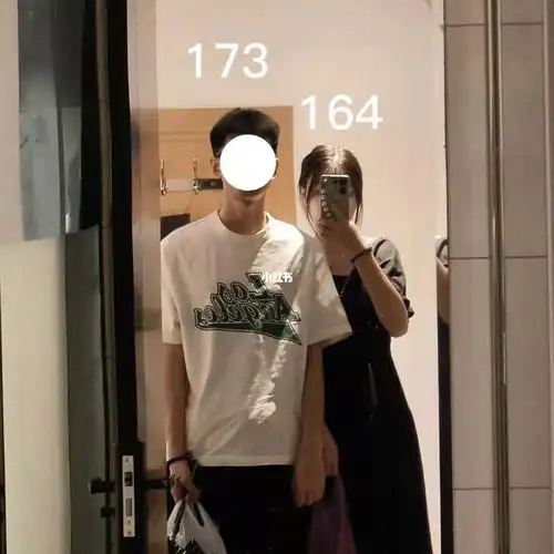 我净身高164,他173,刚好到他眉毛那里,照片里我们的鞋跟差不多,都是三