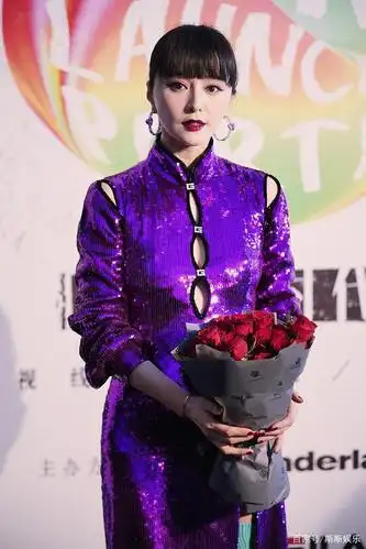范冰冰一秒变身复古美人,穿紫色旗袍出席活动,颜值依然惊艳