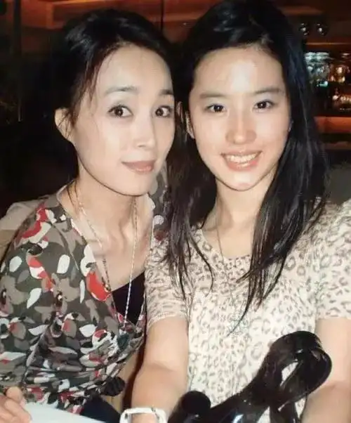 刘亦菲:姥姥风华绝代,妈妈和小姨颜值爆表,我是全家最丑的